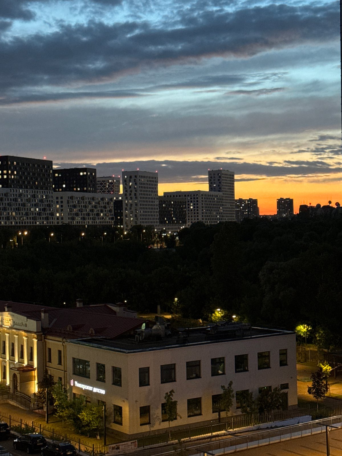 Dusk settles over Dolgoprudny in back-to-back evening shots