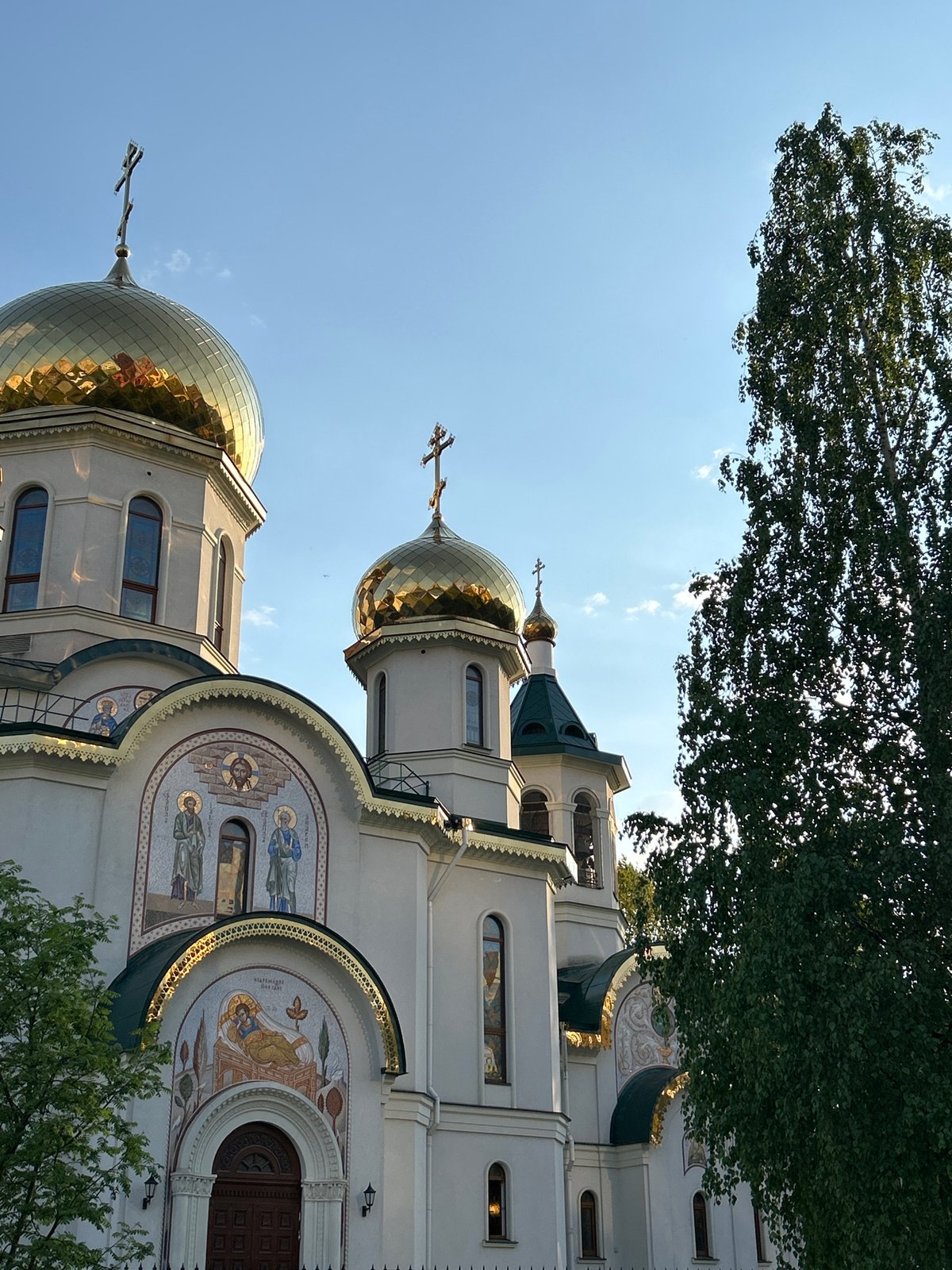 Ordinary afternoon moments captured across Saint Petersburg parks and churches