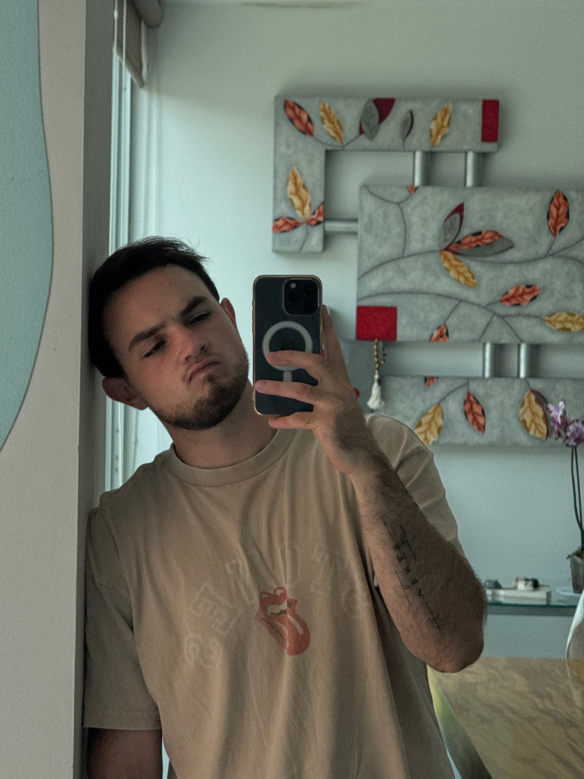 Man Takes Mirror Selfie in San Bernardino Tlaxcalancingo