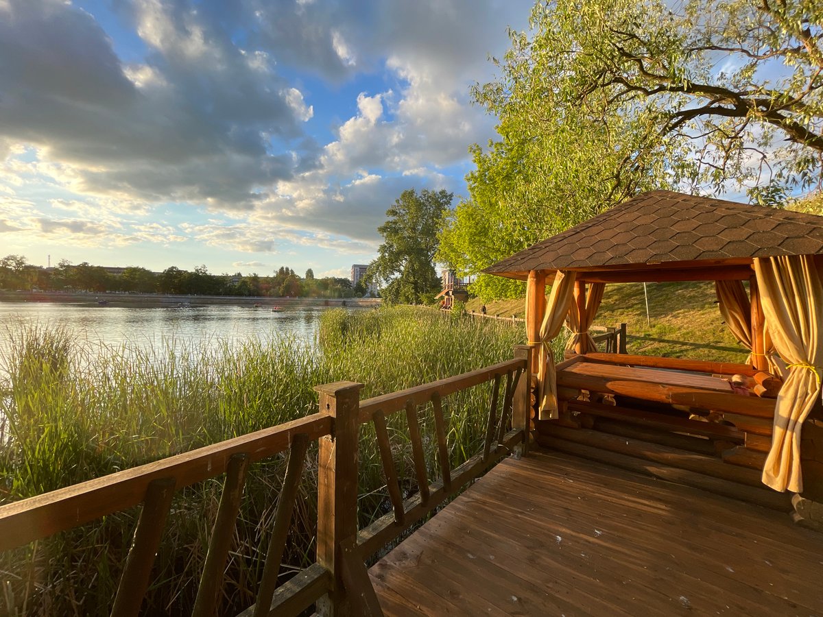 Golden hour lakeside scene documented in Brest park