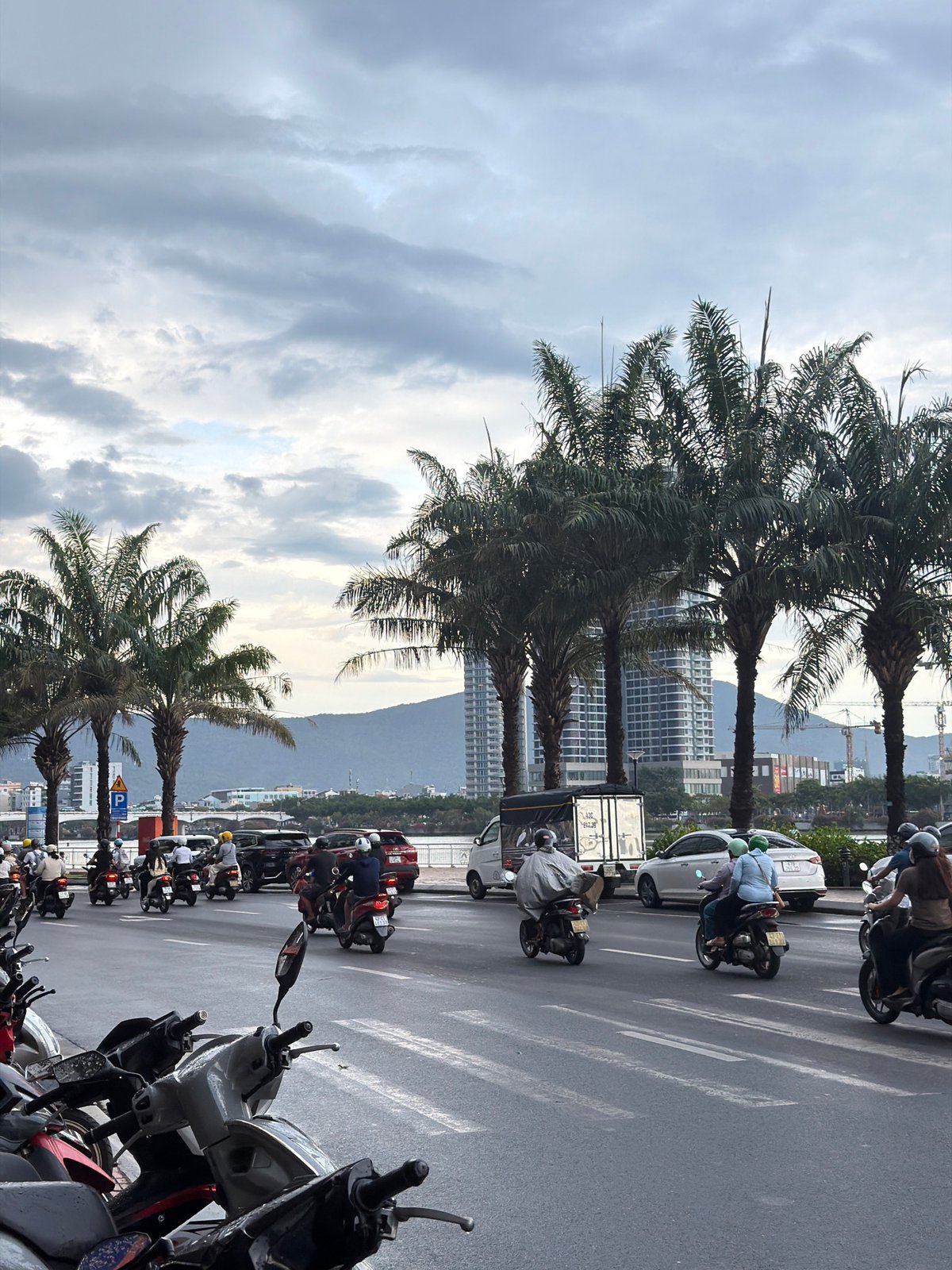 Da Nang streets and a riverside restaurant on a cloudy morning