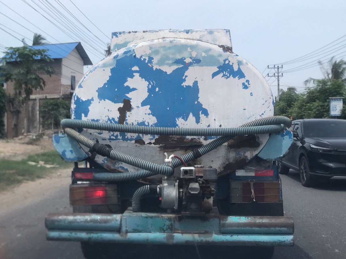 Water truck spotted on Lhokseumawe road Thursday morning