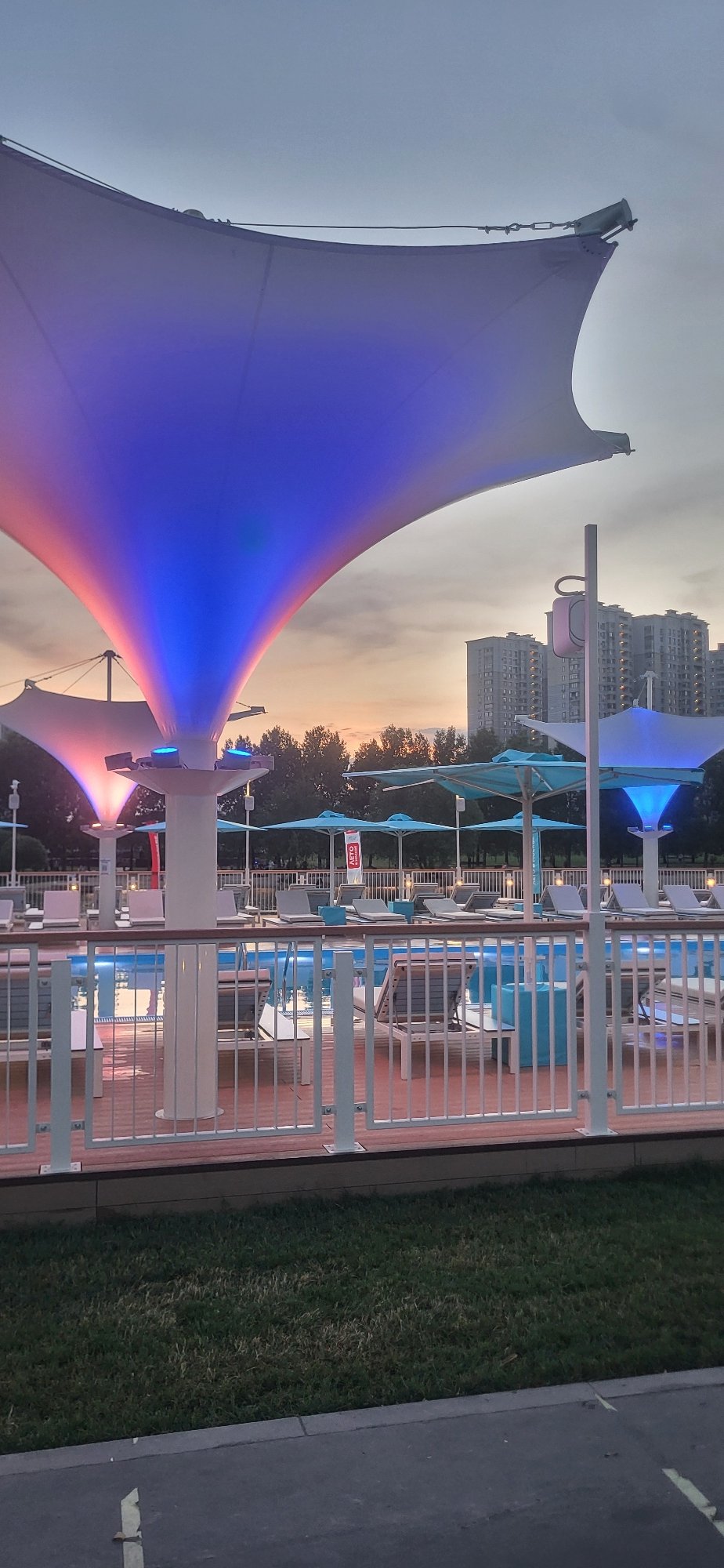 Moscow residents enjoy summer evening leisure activities across city venues