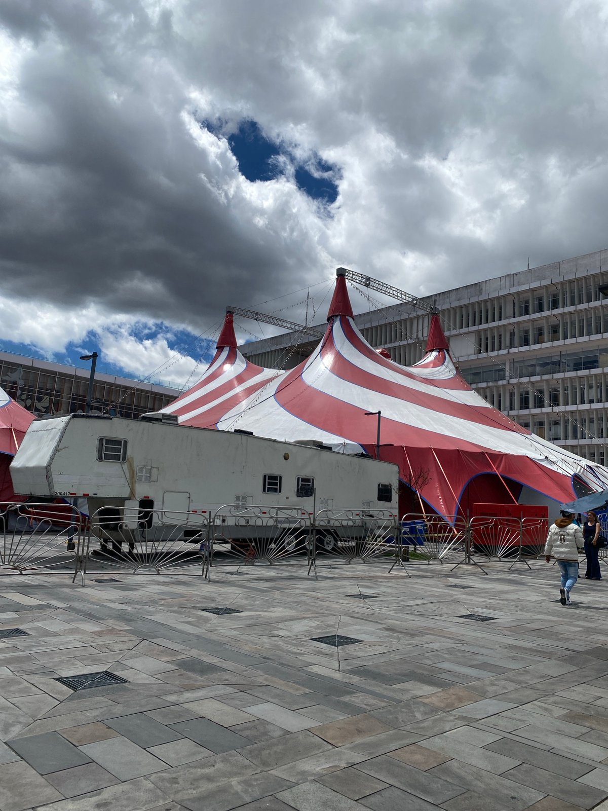 Hnos Fuentes Gasca circus sets up in Quito