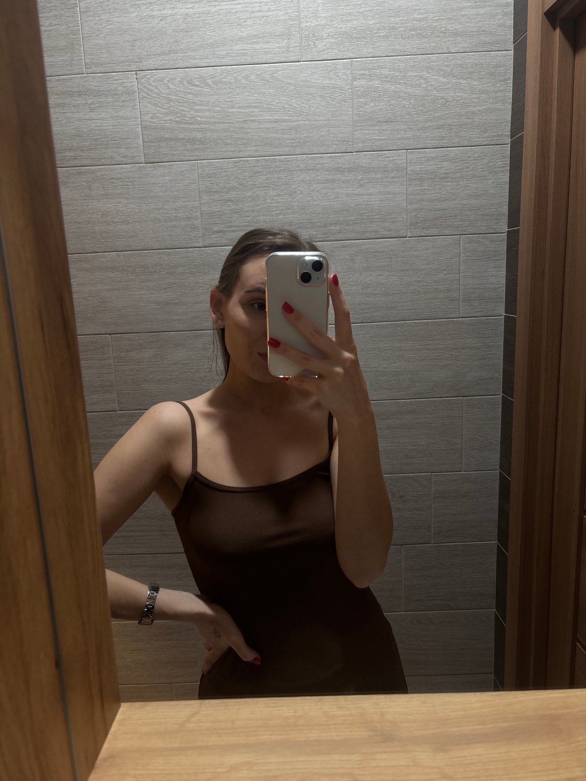Woman takes morning selfies in Zheleznogorsk bathroom