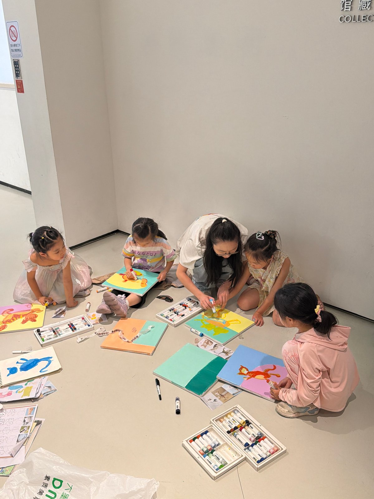 Art exhibition draws visitors to Chongqing gallery Saturday morning