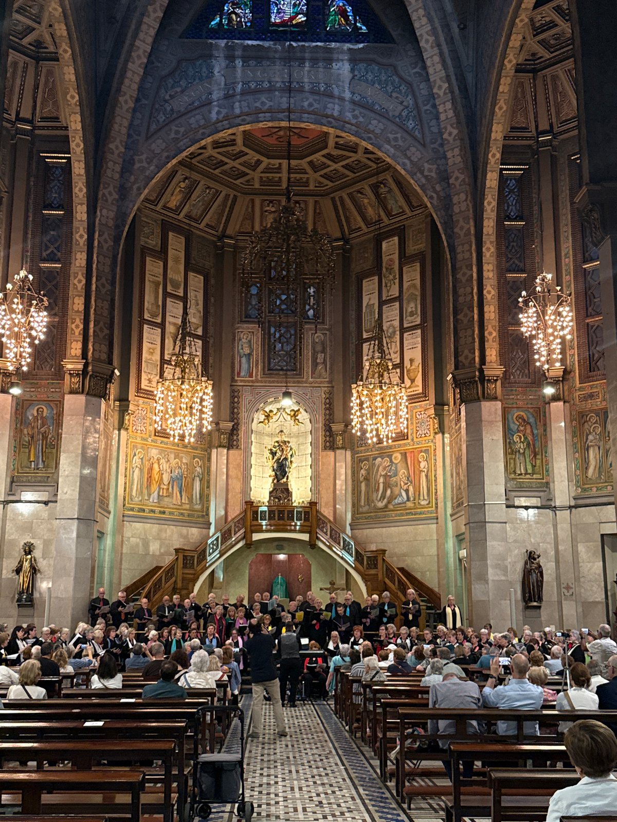 Evening choir performance draws crowds to Barcelona basilica
