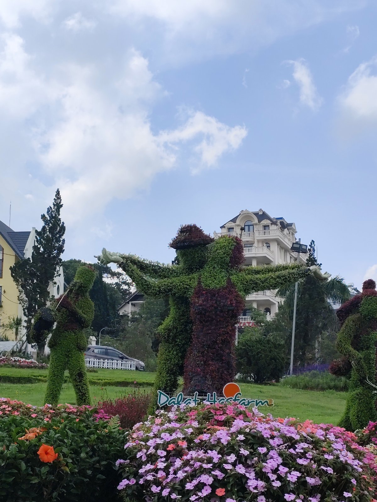 Tourist captures Da Lat's gardens and architecture during morning visit