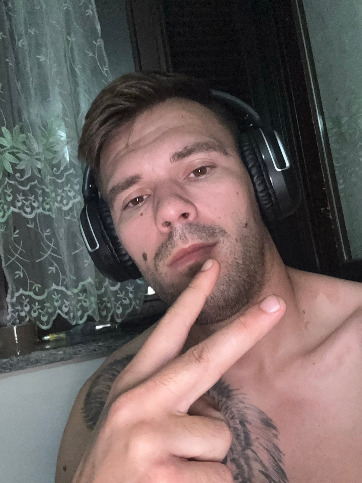 Late-night unboxing and selfies in Sesto Calende