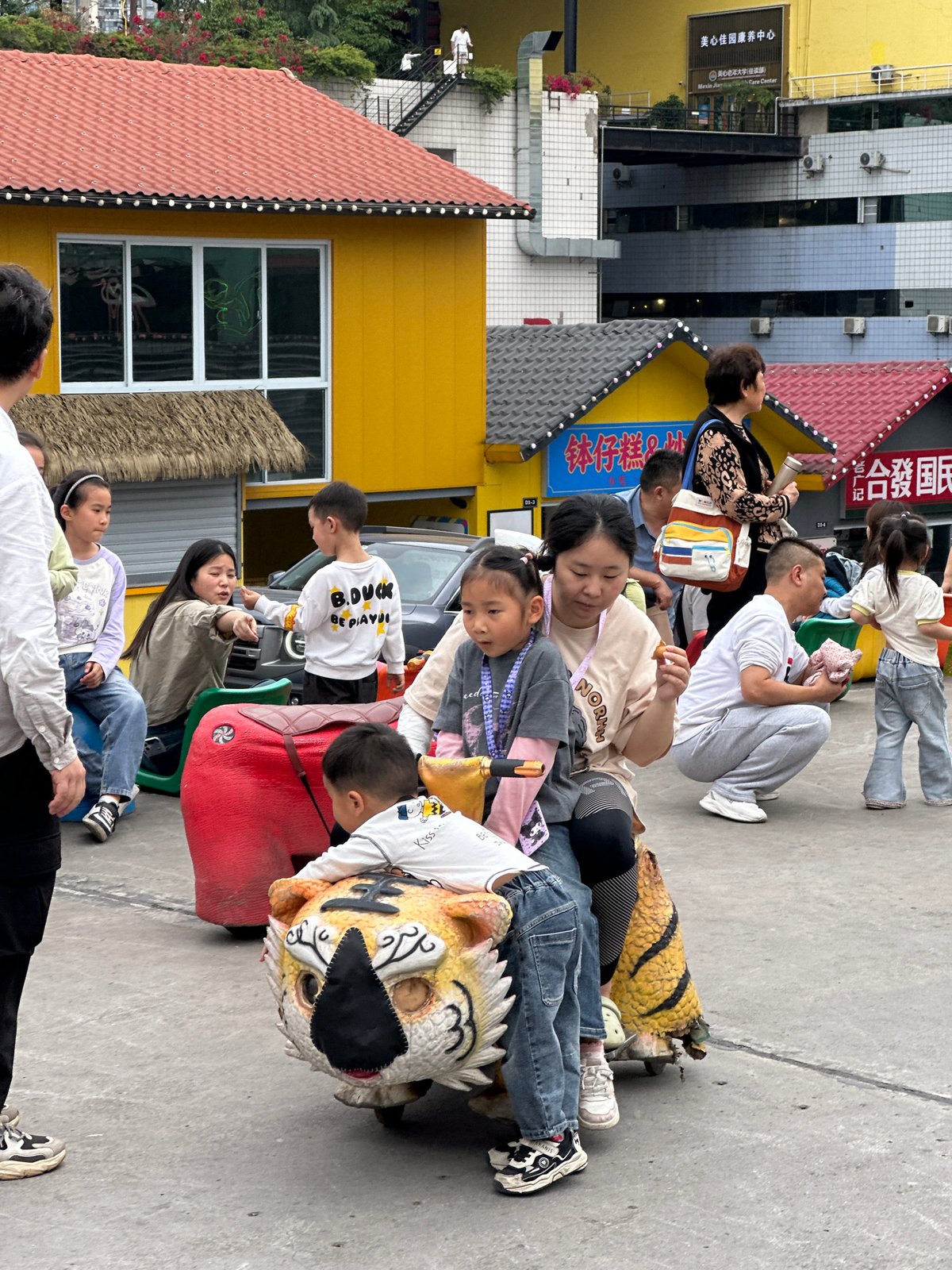 Morning leisure scenes captured across Nan'an District amusement area