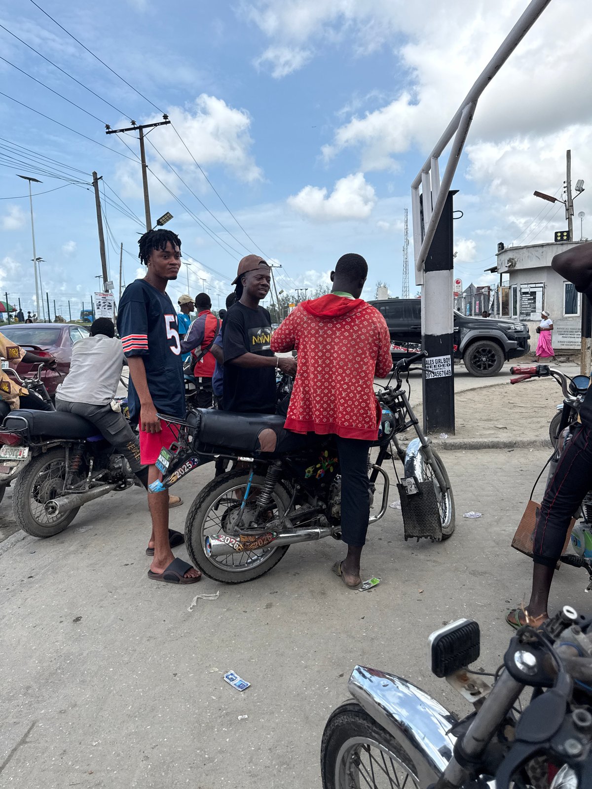 Morning street life documented across Lagos-Lekki corridor