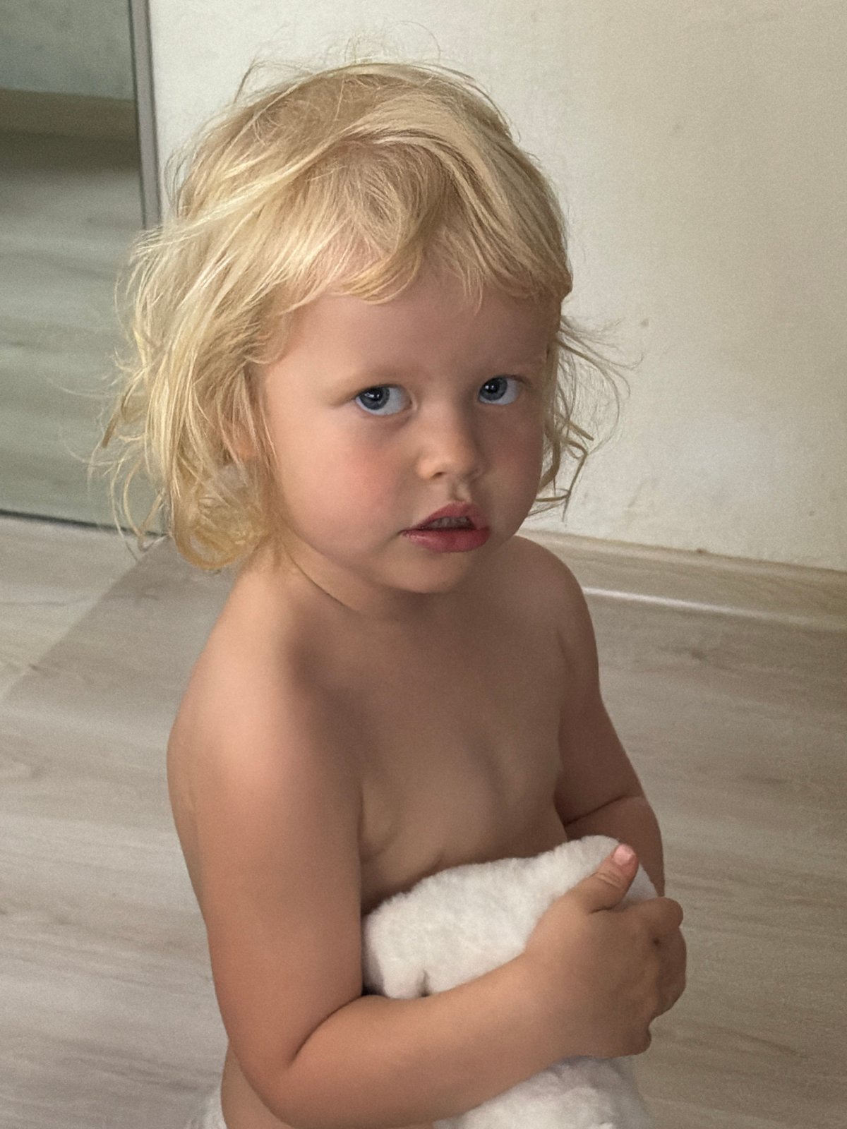 Toddler's evening routine captured in Sochi home