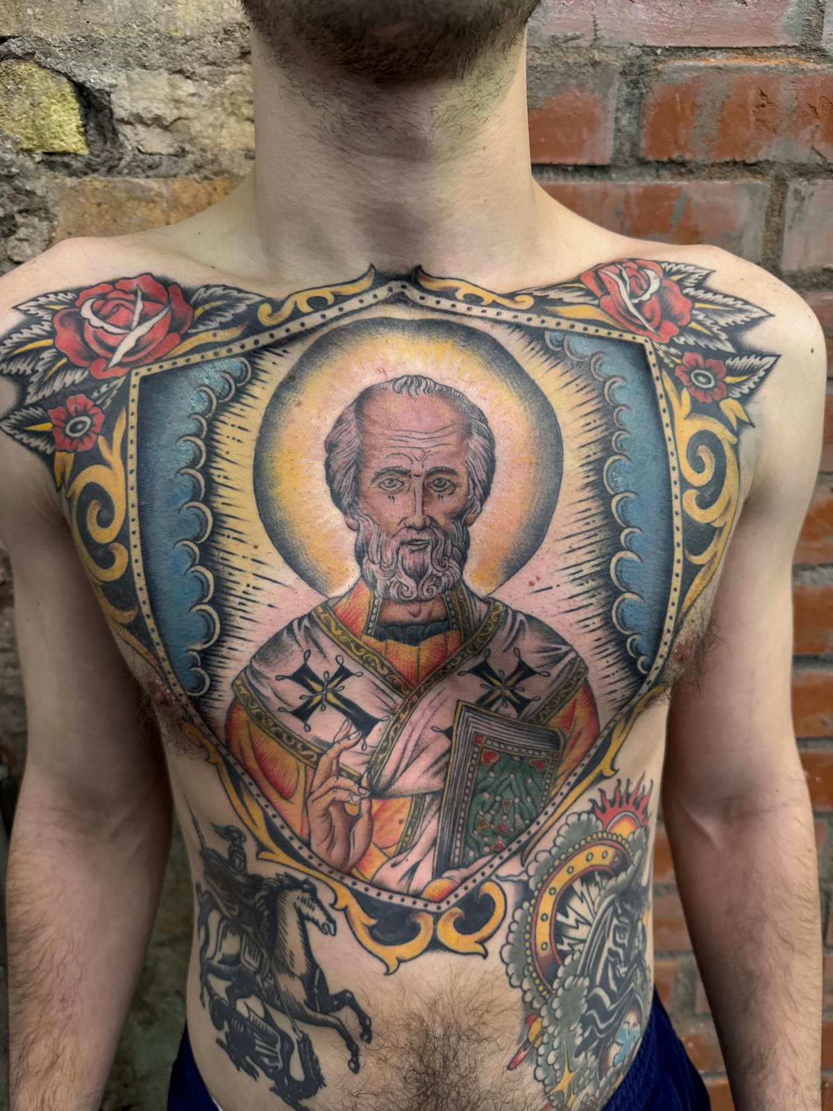 Extensive religious and artistic tattoo work documented in Moscow