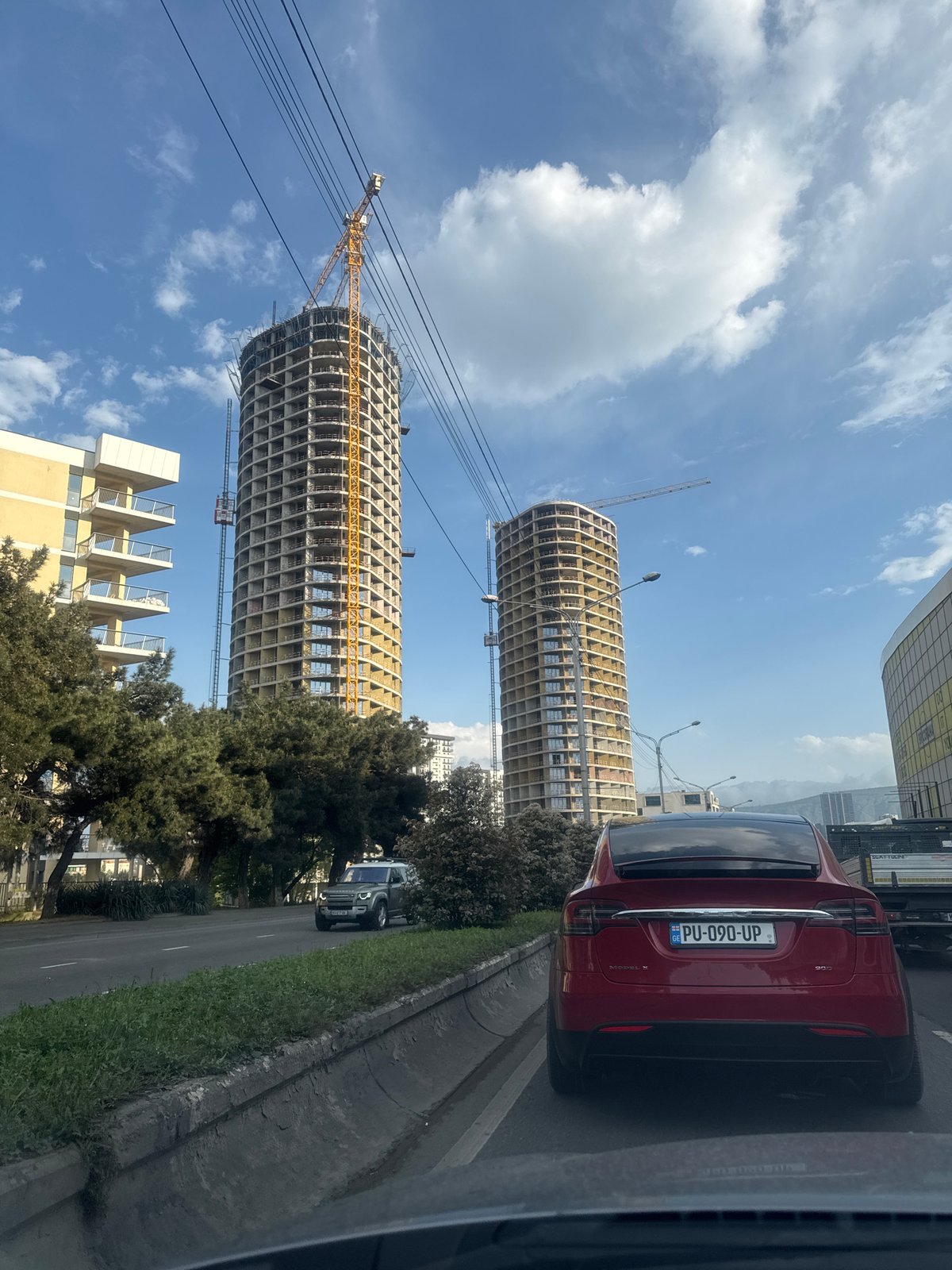 Construction and cat moments captured in Tbilisi afternoon