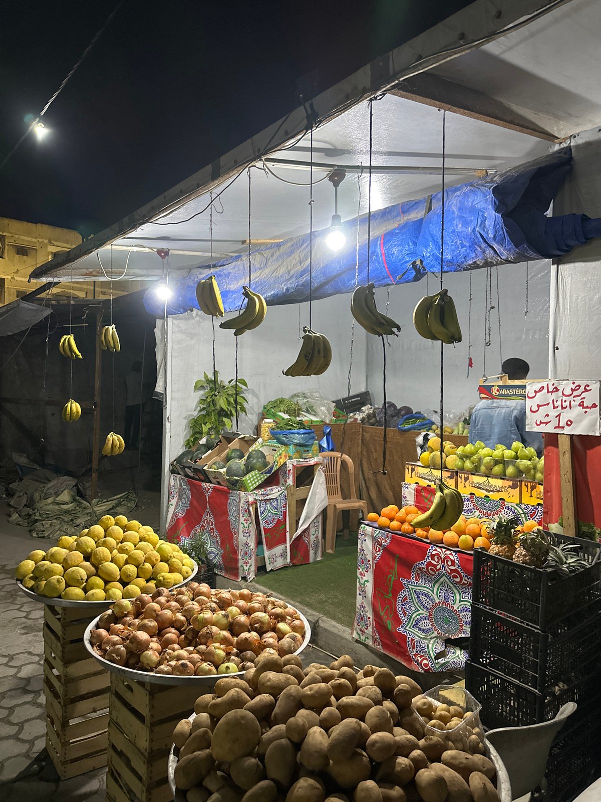Gaza evening markets show produce vendors amid high fruit prices