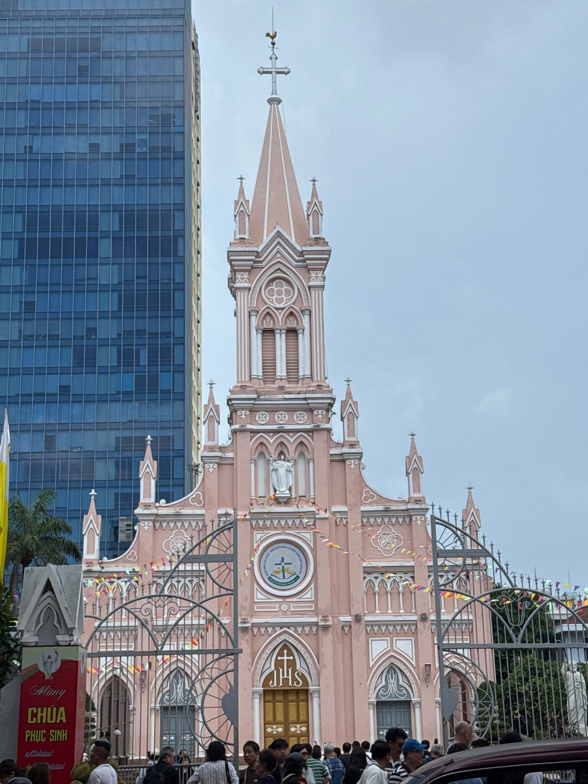 Morning scenes from Đà Nẵng: cathedral, cosmetic procedure, relaxation