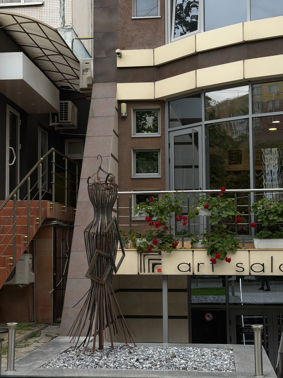 Urban walking tour captures street flowers, cafes, buildings, street performer