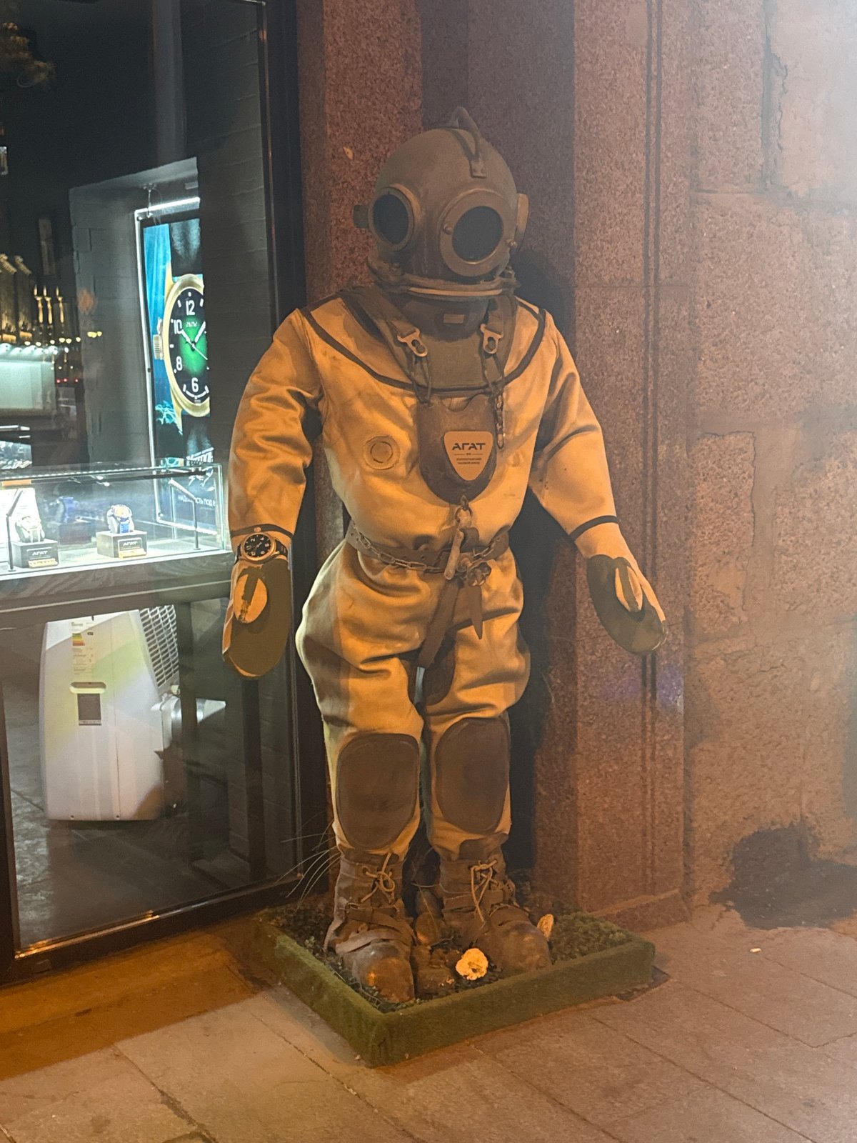 Vintage diving mannequin spotted outside Moscow storefront display