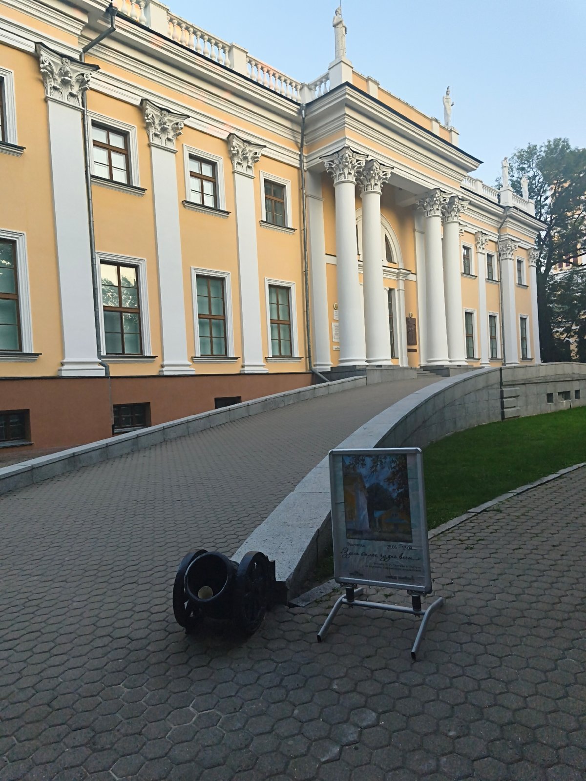 Live music and leisurely crowds at Homyel's palace park