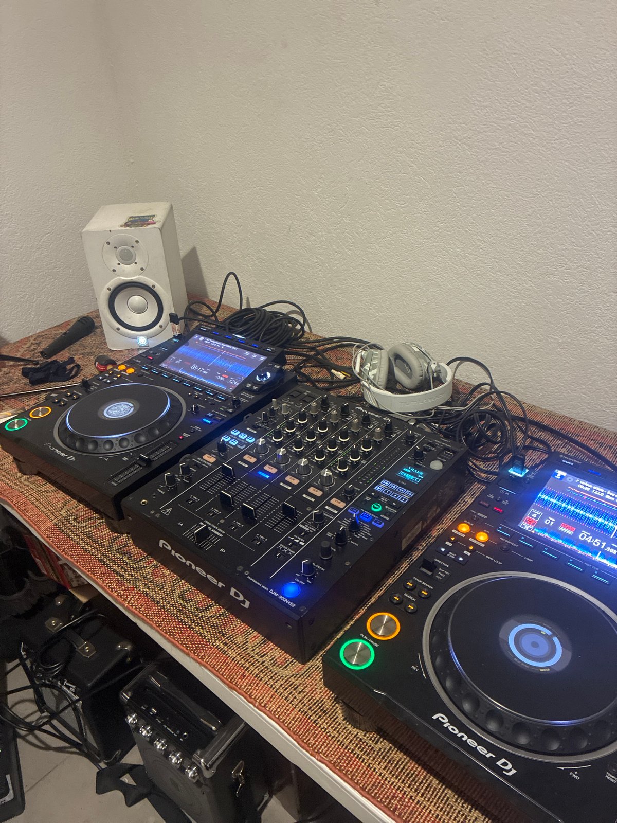 DJ equipment spotted in Mexico City home studio setup