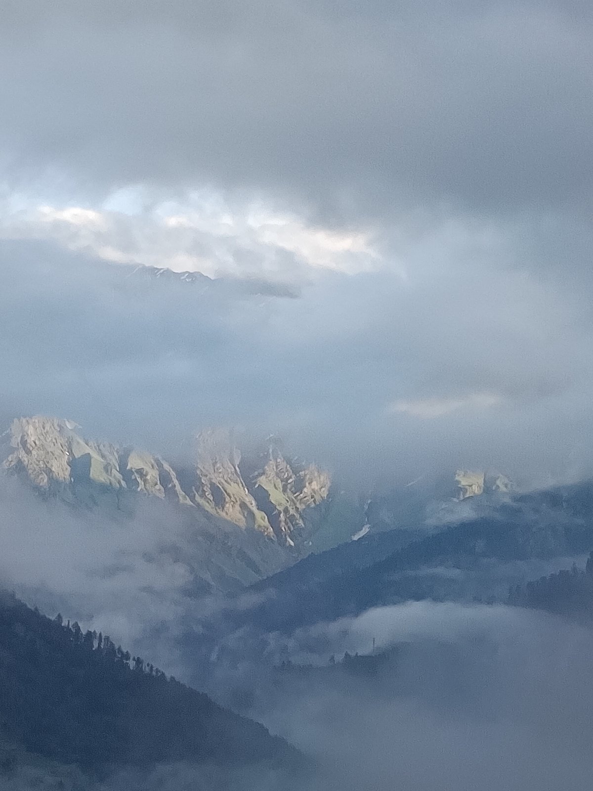 Vashisht in the clouds: mountains, fog, and a swollen river