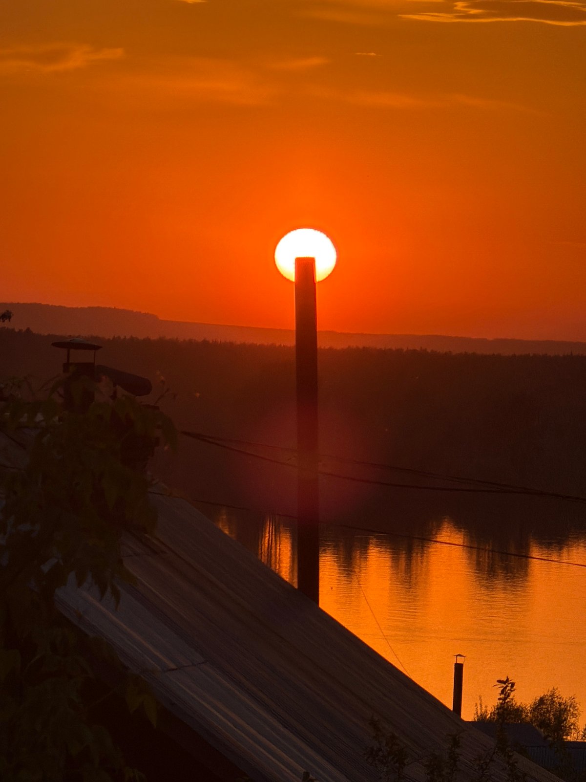 Sunset over Kama River captured by multiple witnesses in Chaikovsky