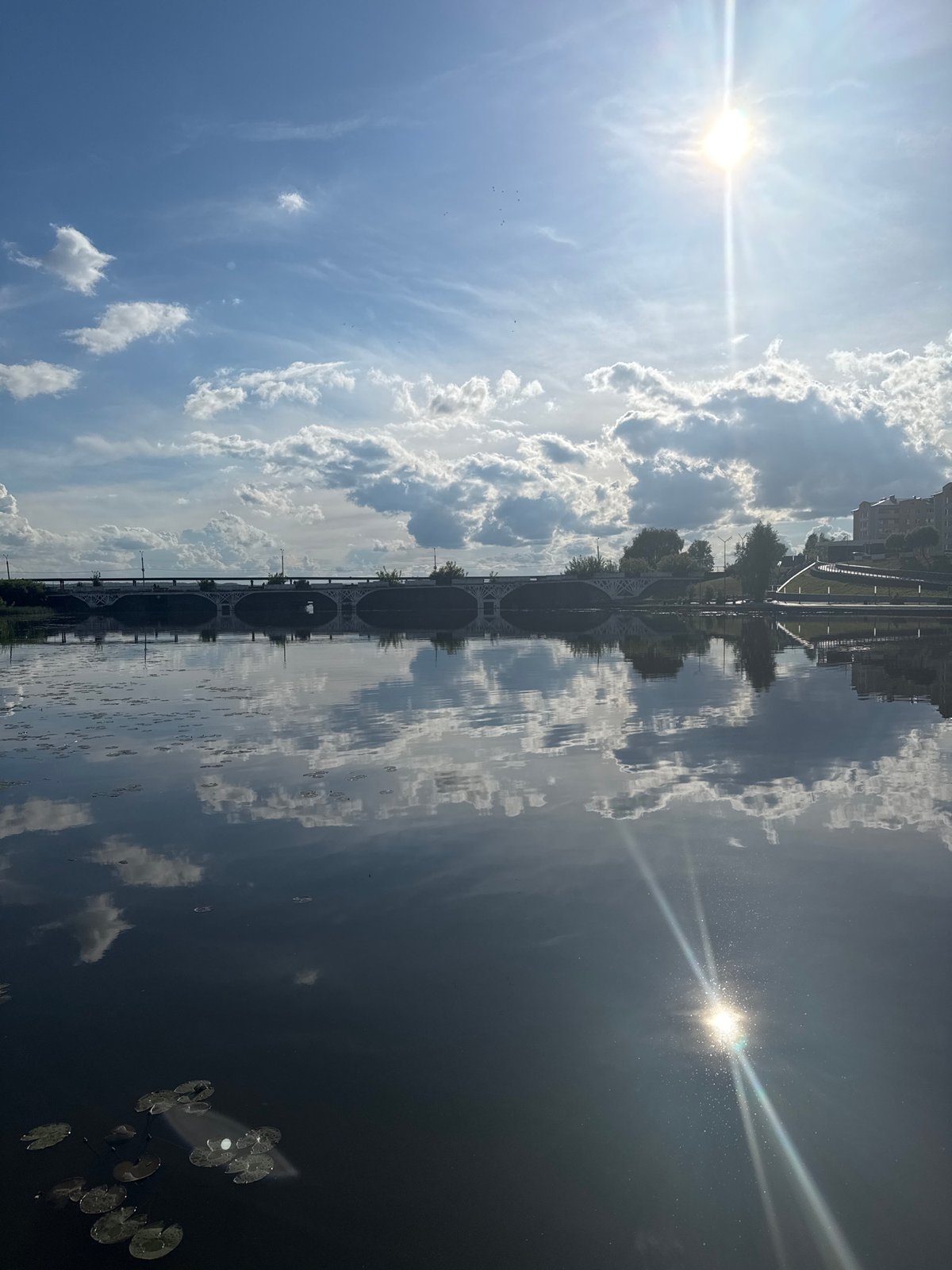 Afternoon leisure activities captured on Votkinsk waterfront bridge