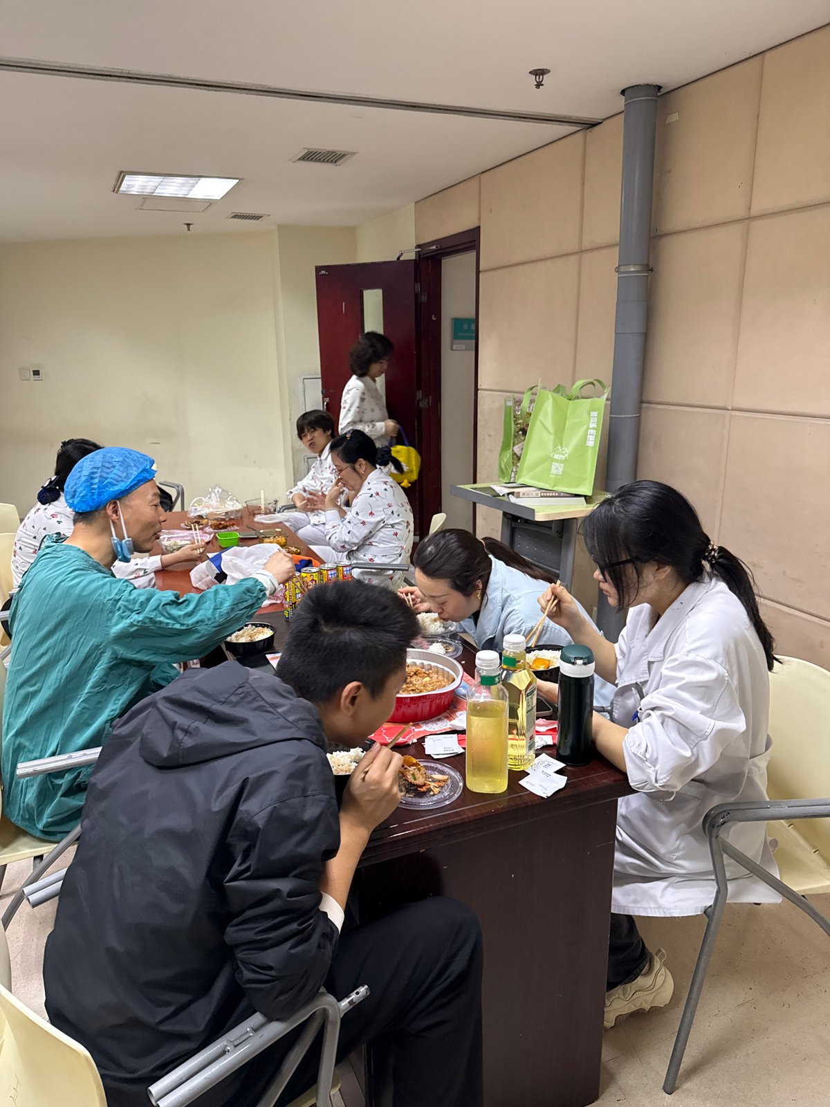 Early morning indoor gatherings documented in Yuzhong District