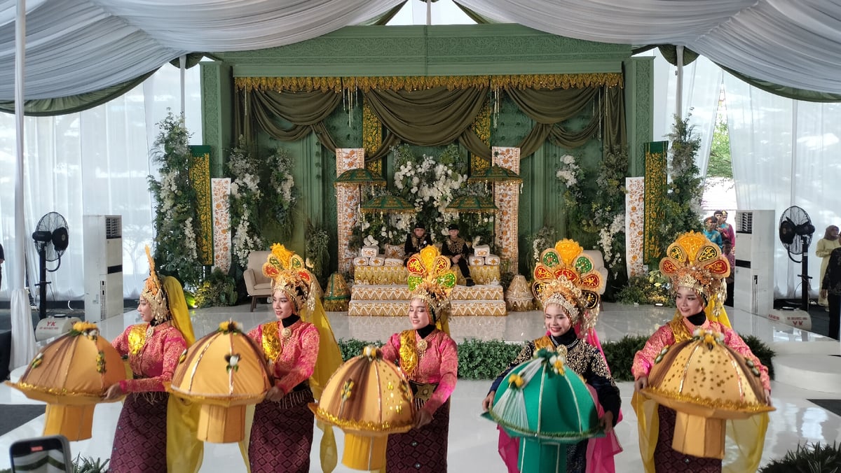 Traditional dance performance at a decorated wedding venue in Lhokseumawe