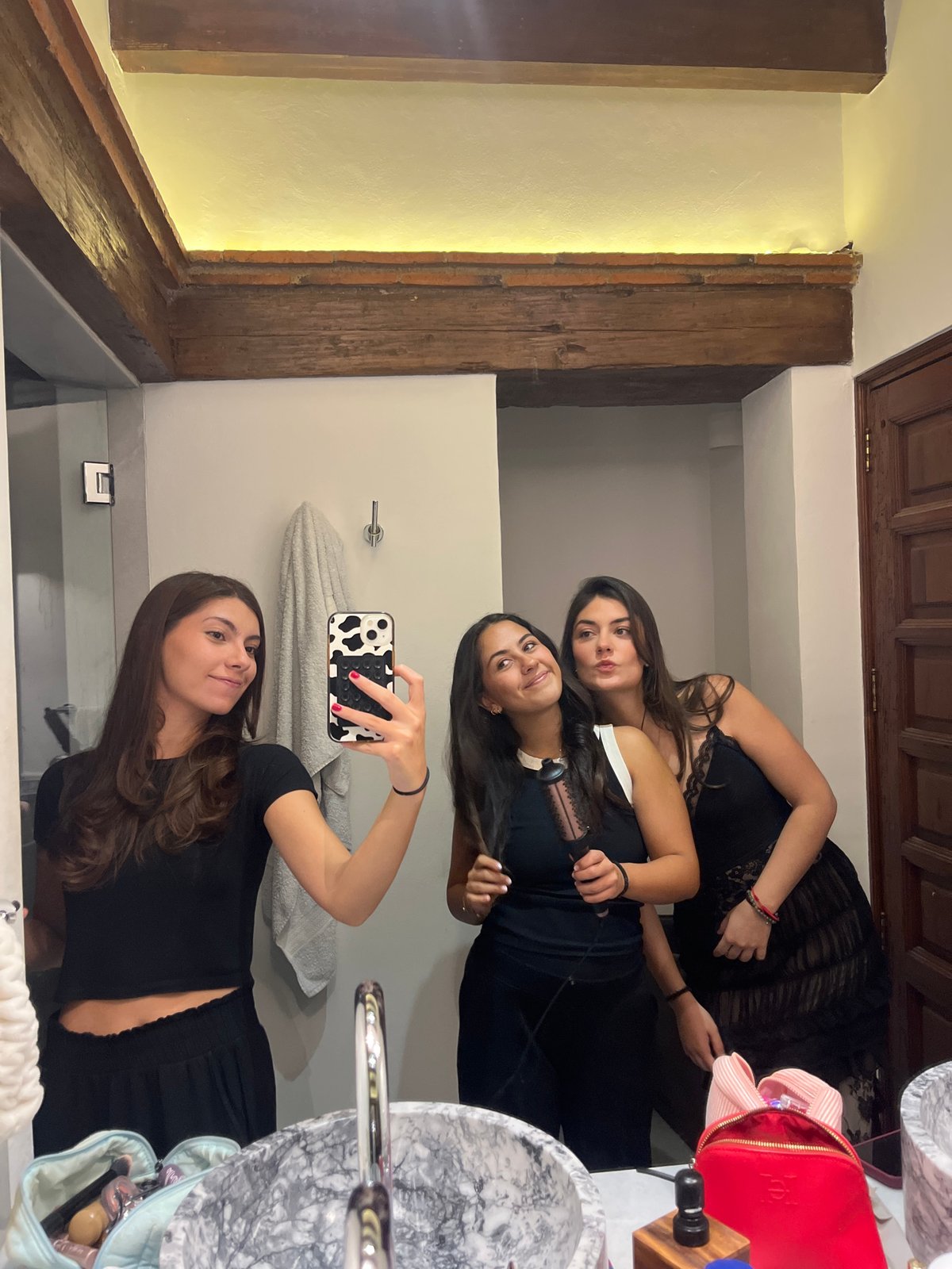 Three women take early morning bathroom selfies in Huixquilucan