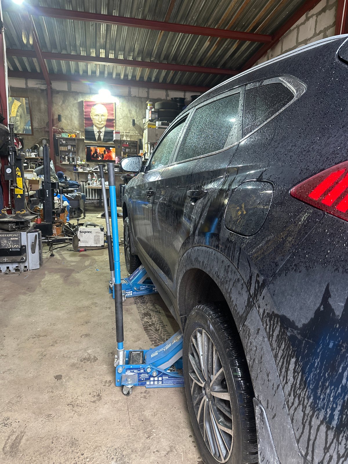 Car repair and chained dog scenes documented in Dubna