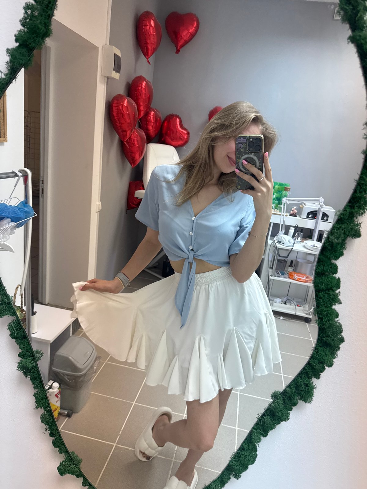 Woman takes bathroom selfies with heart balloons in Izhevsk
