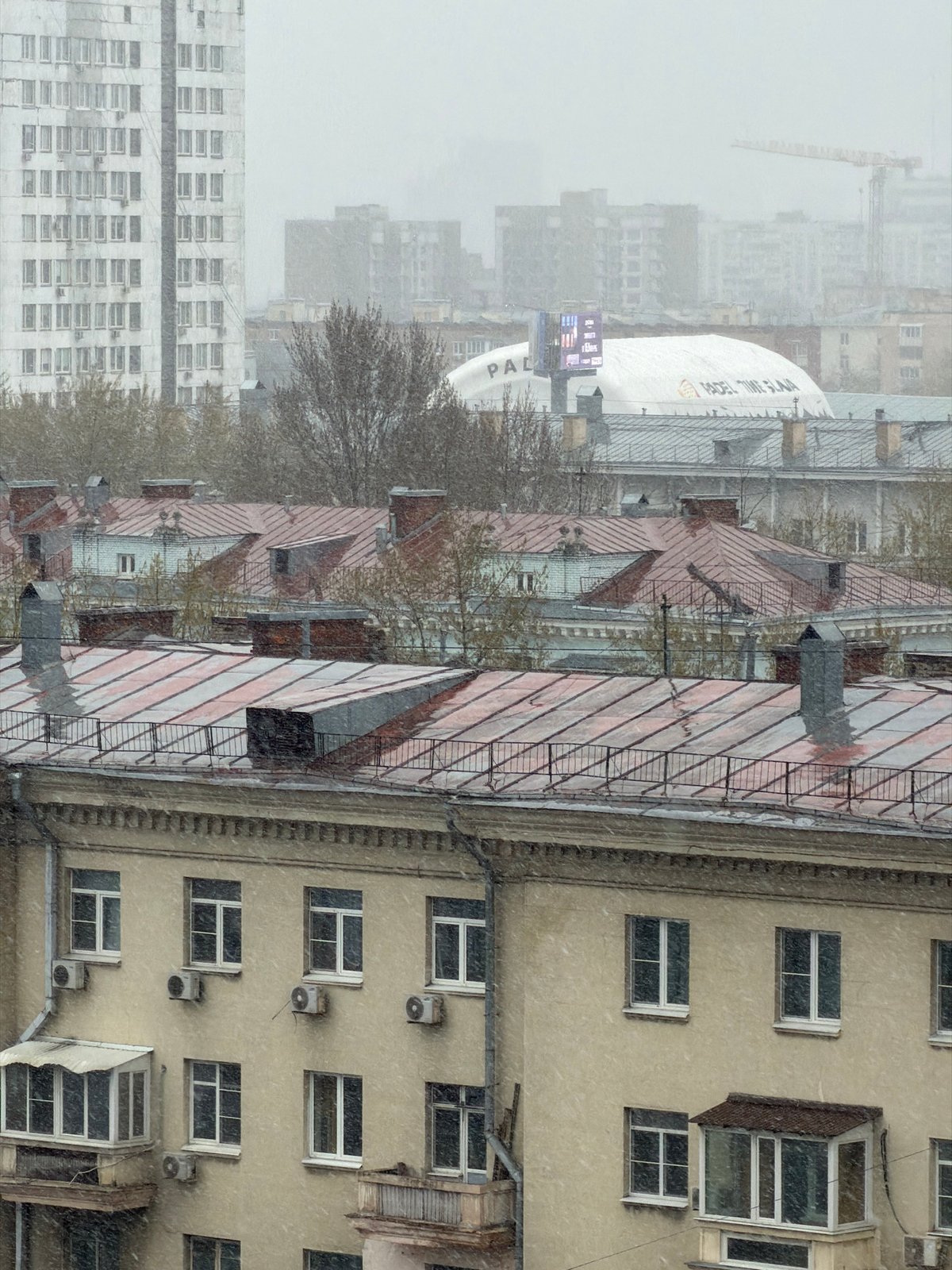 Woman documents snowy morning in Moscow amid changing weather