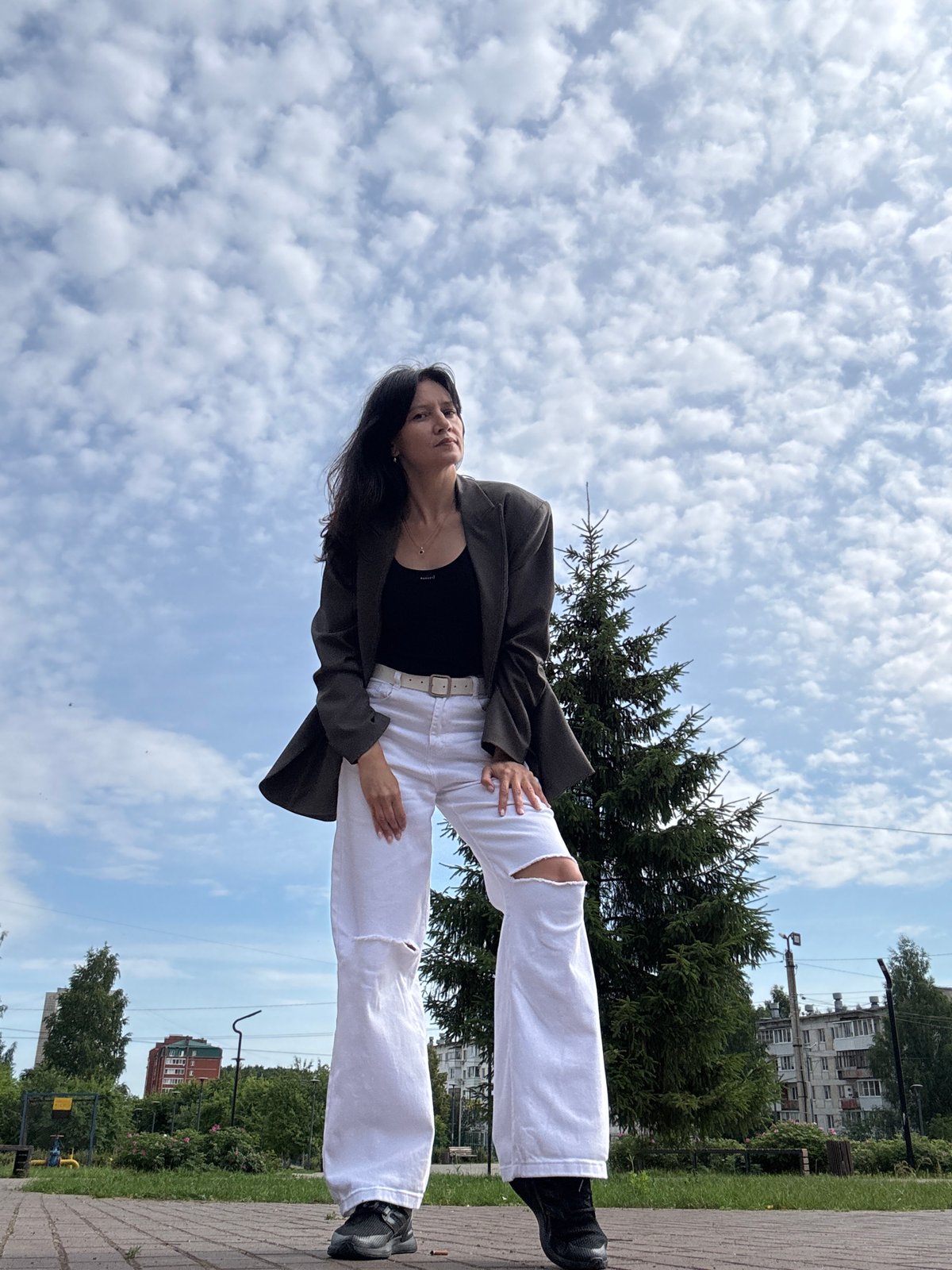 Summer portraits among roses at an outdoor spot in Chaikovsky