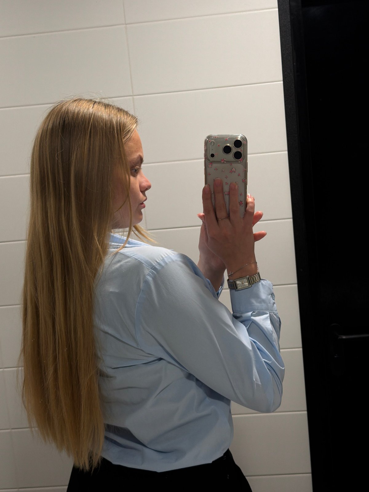 Person takes bathroom selfies in Izhevsk, Russia
