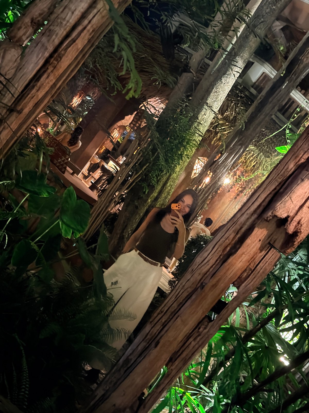 Drinks and greenery at a rustic Ko Samui venue