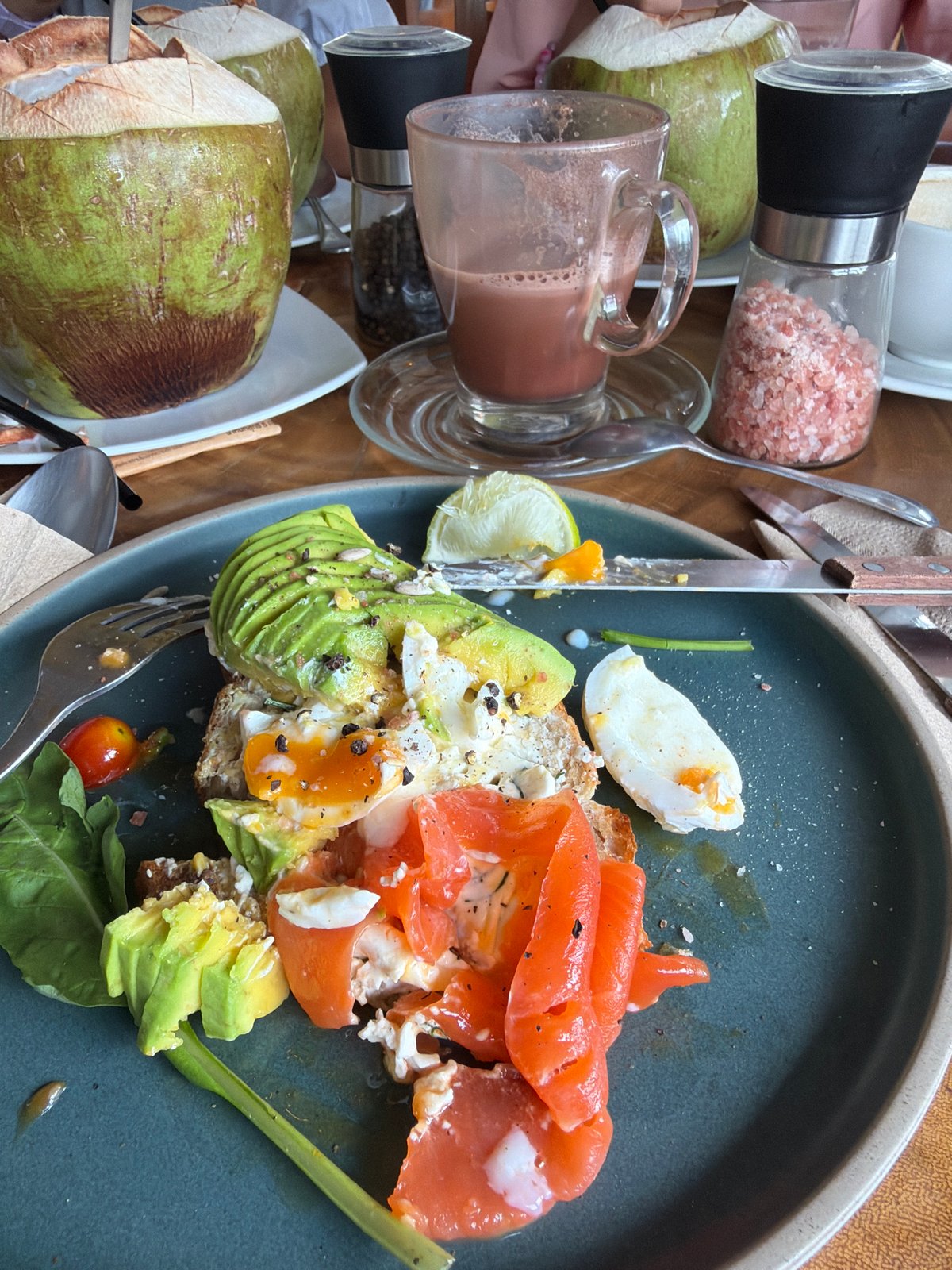 Ko Samui morning: café brunch and Buddhist temple grounds
