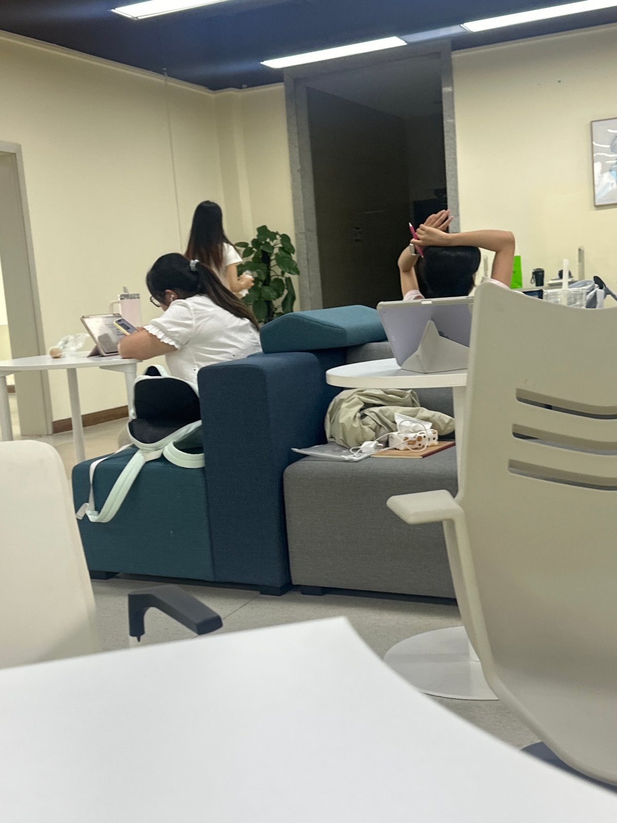 Daily student life documented in Chongqing High-tech Zone