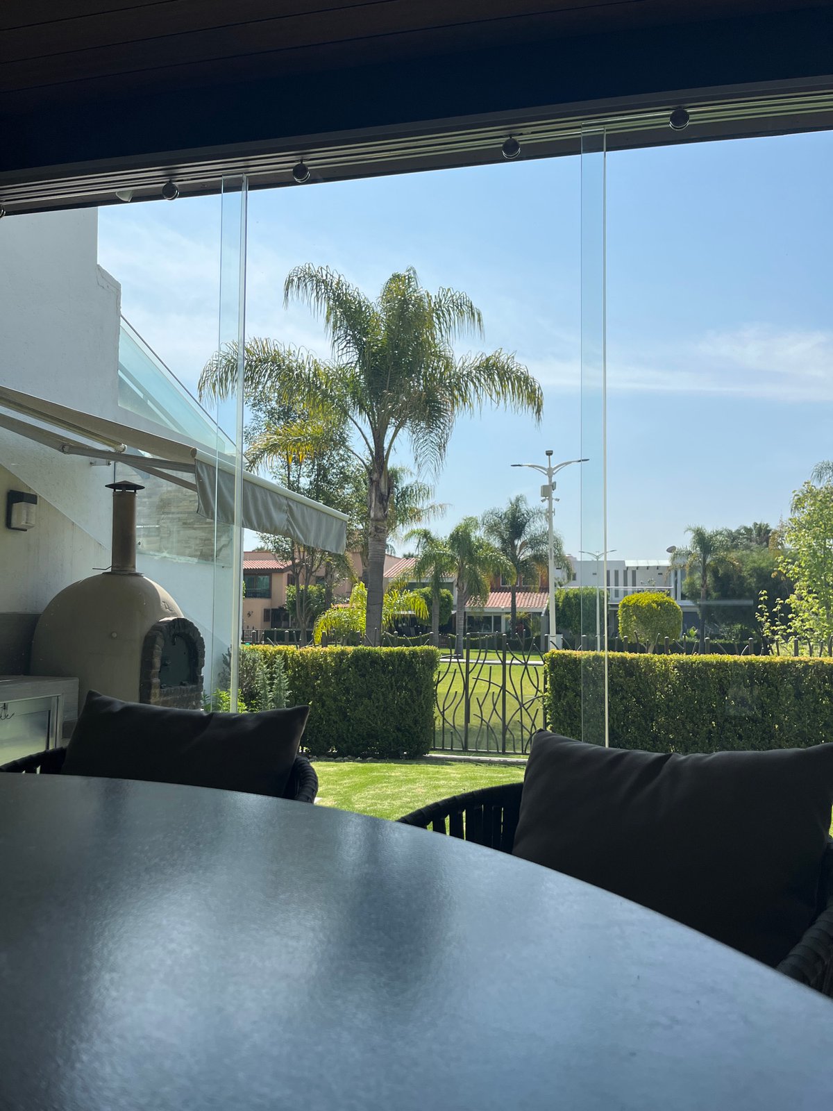Indoor landscape view and blue circular object observed simultaneously