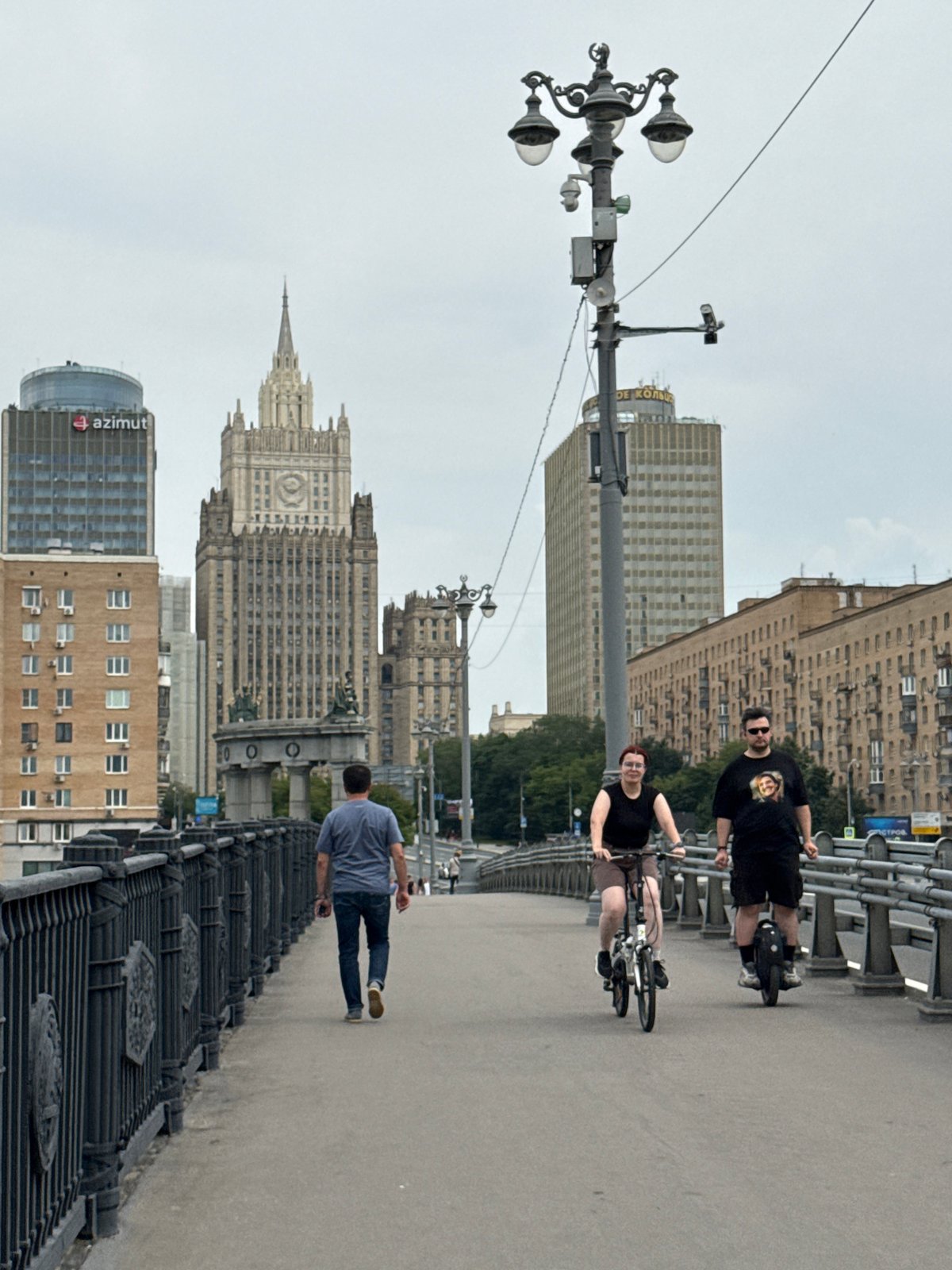 Along the Moskva River, Stalinist skyline and embankment life