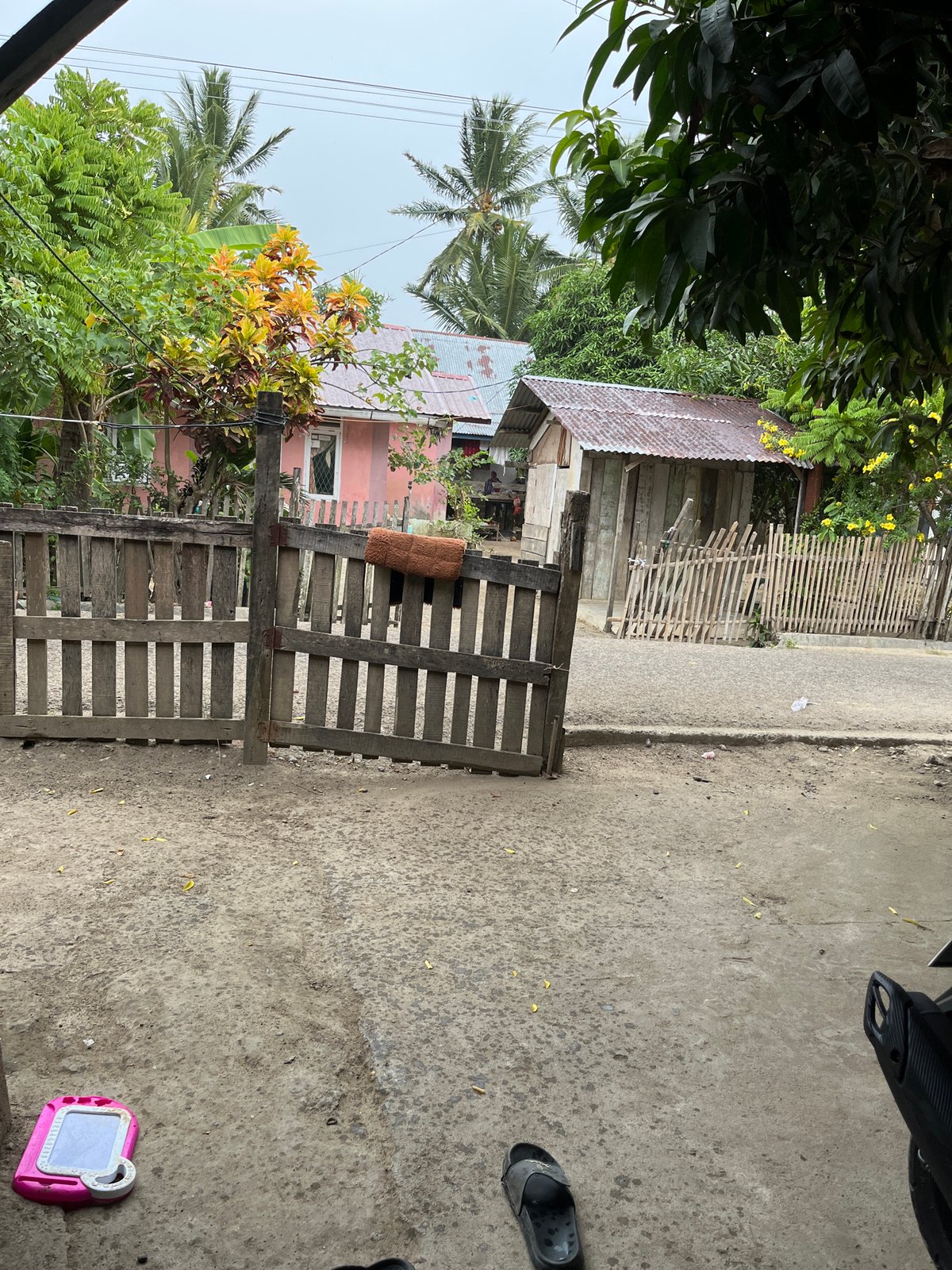 Quiet rural home in Kruengmate, inside and out