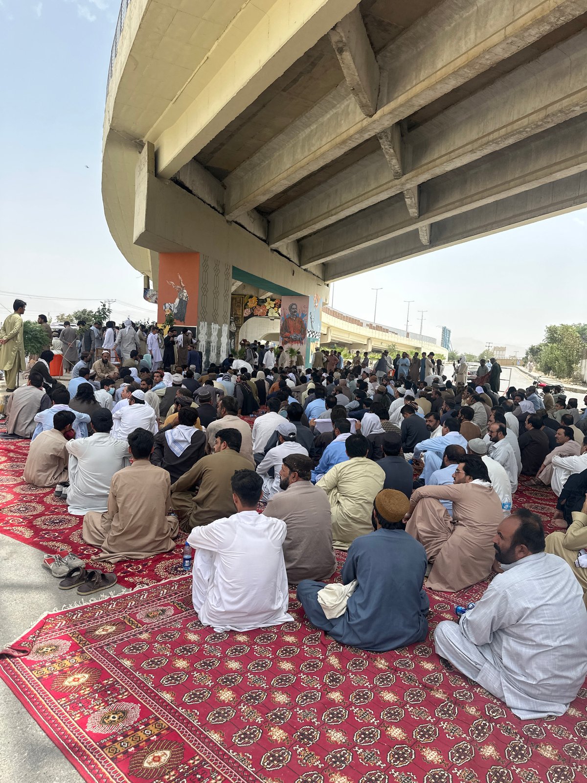 Outdoor gathering under Quetta overpass draws large crowd on red carpets