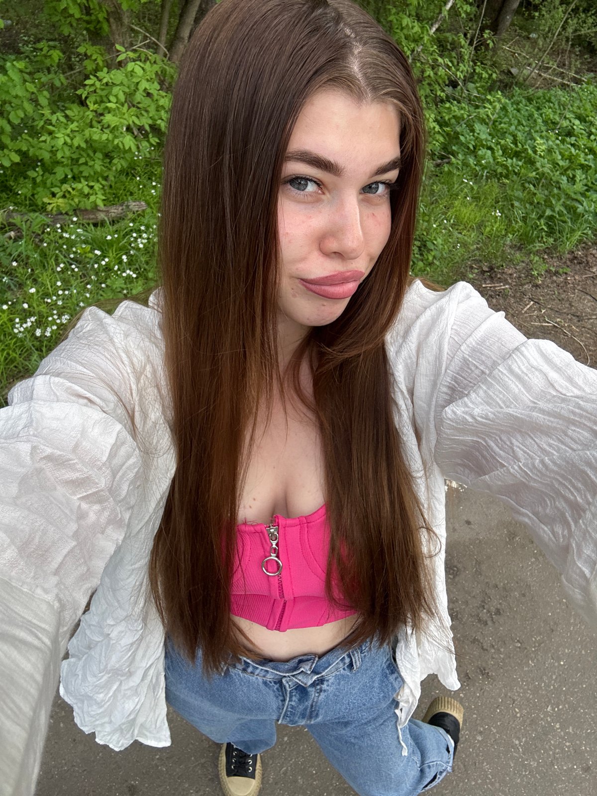 Woman takes selfies, eats popsicle during park outing in Мещёры