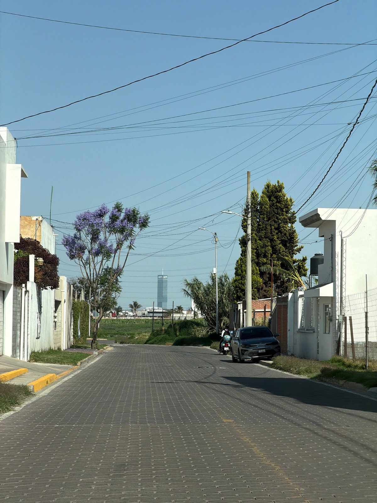 Quiet street scene captured in San Andrés Cholula