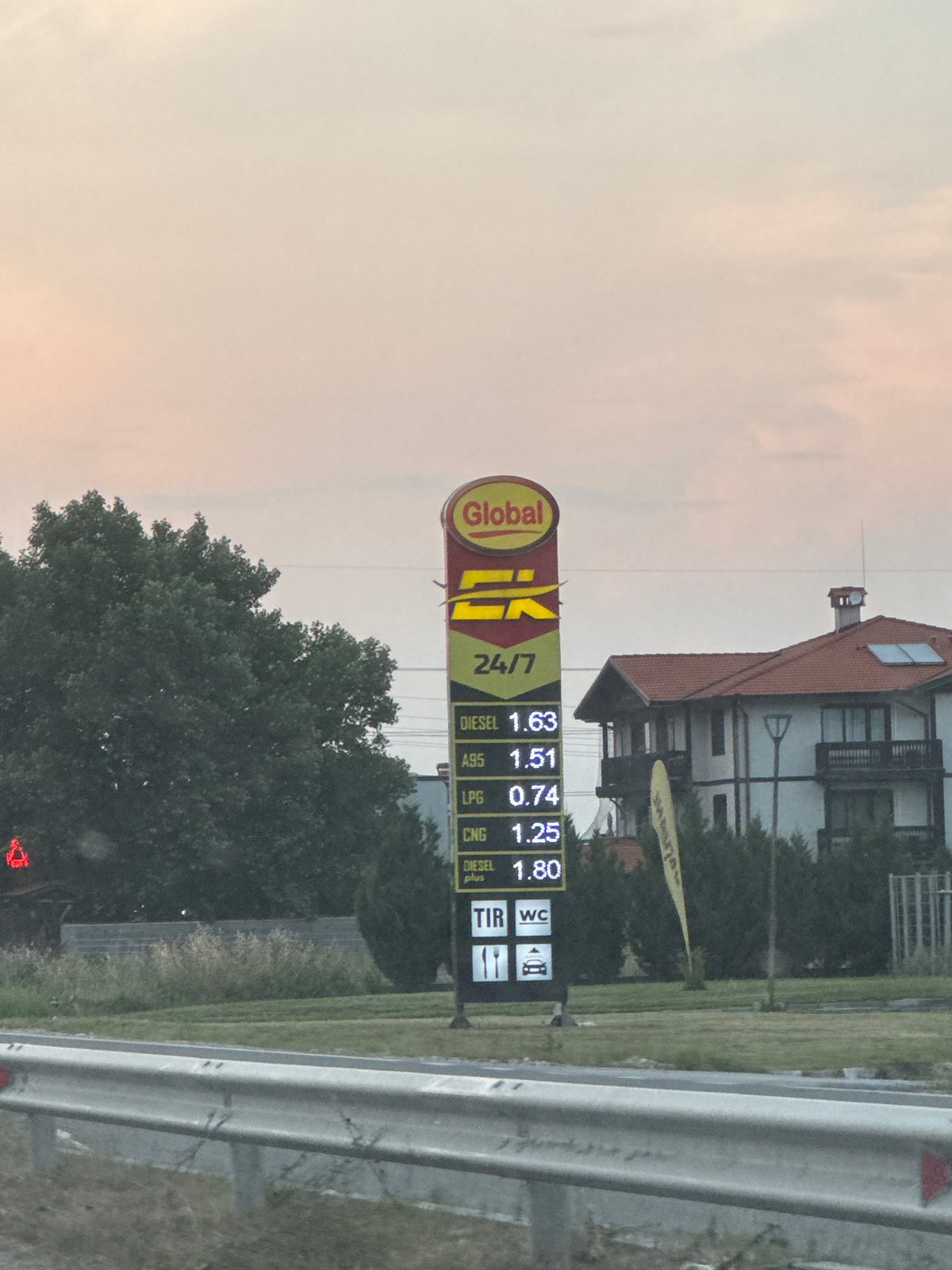 Evening traffic documented near Asenovgrad gas station