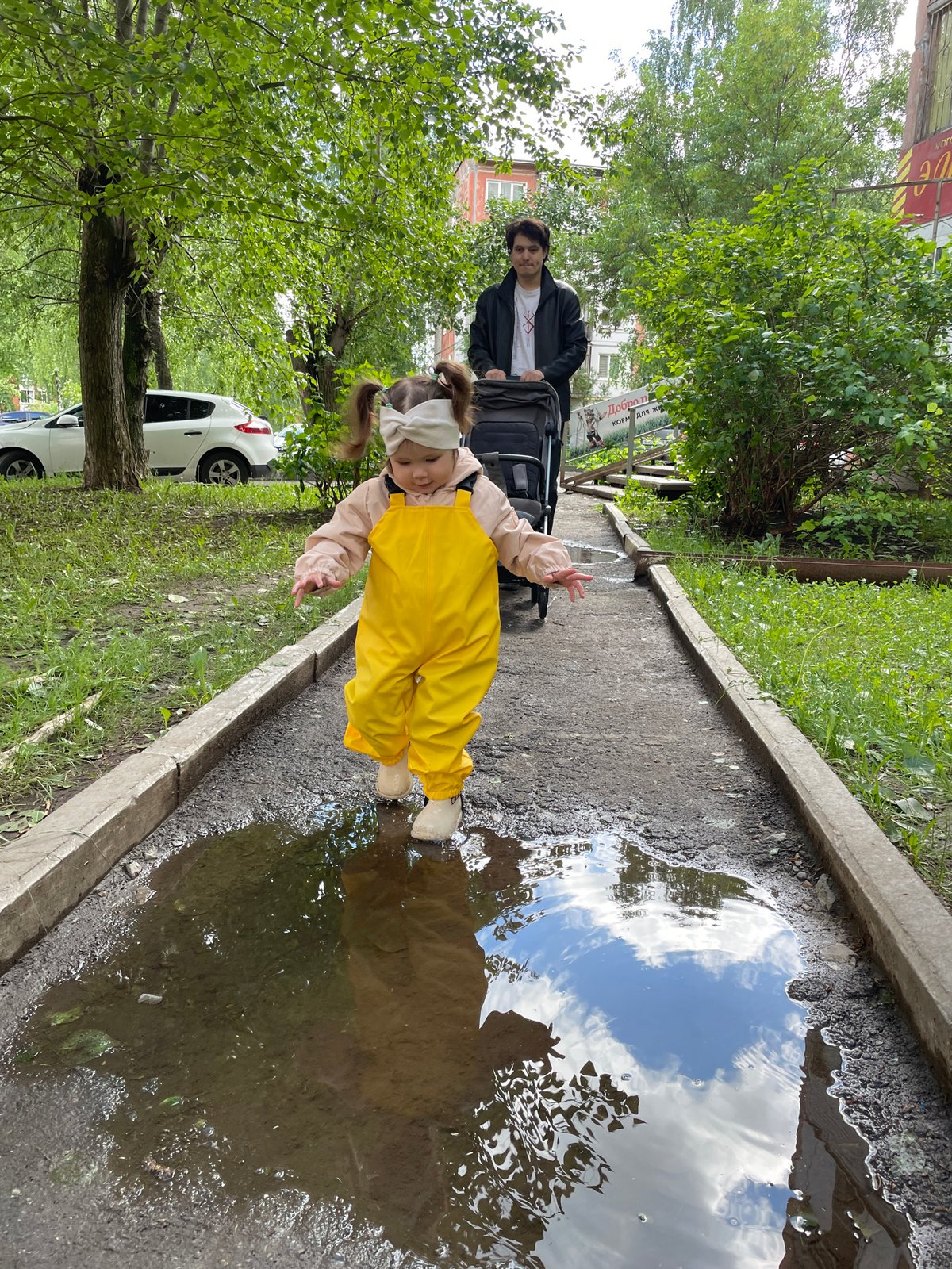 Morning puddle play and daily life captured in Izhevsk