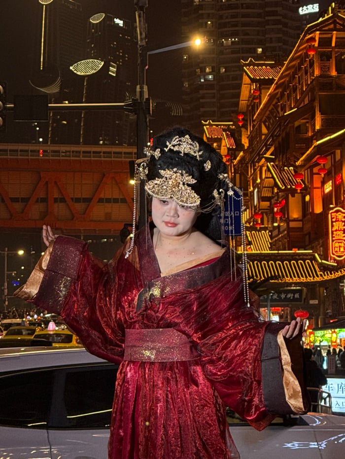 Traditional costume photography session at Chongqing's Hongyadong district