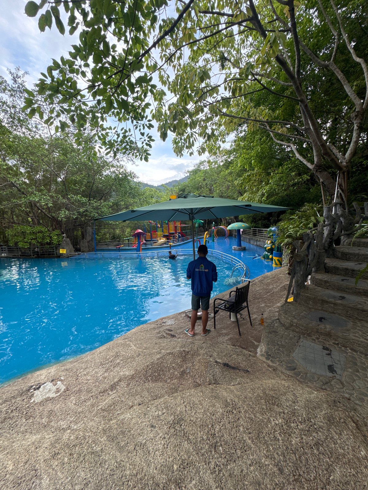 Tourist visits hot springs resort in Đà Nẵng Vietnam