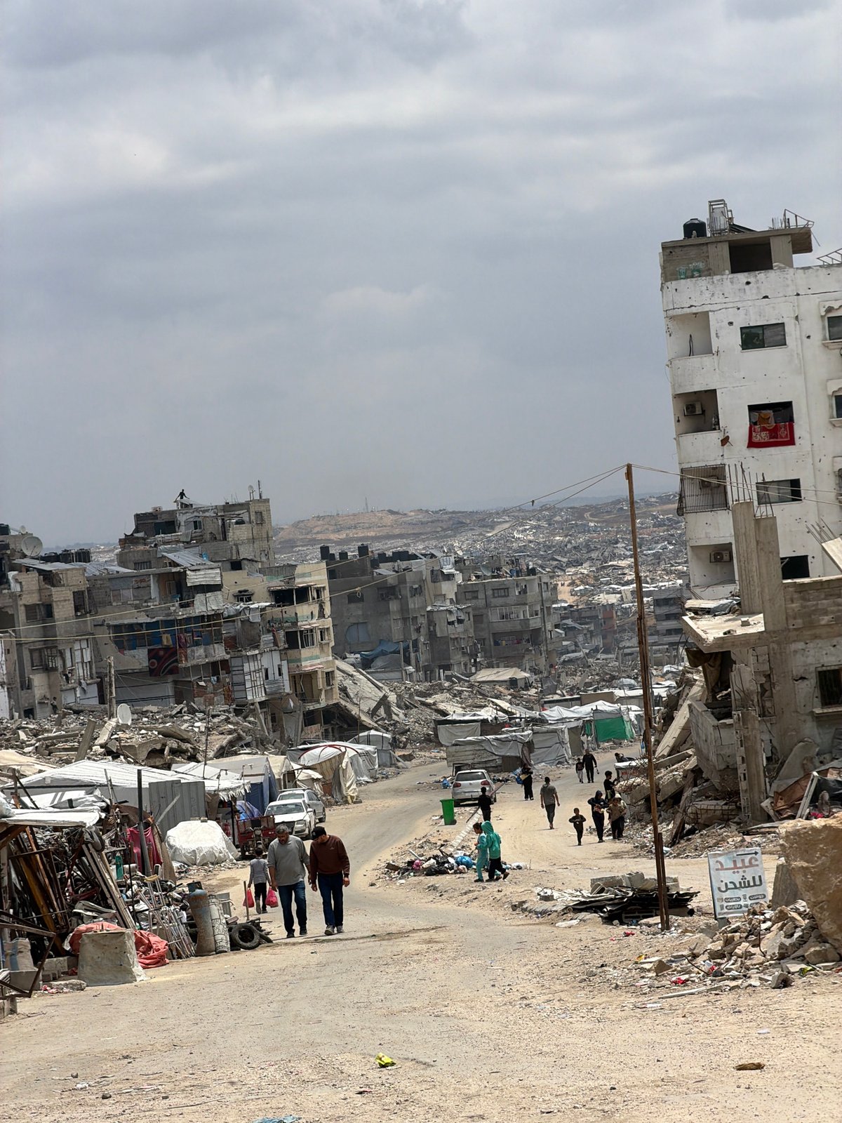 Gaza residents continue daily commerce amid widespread urban destruction