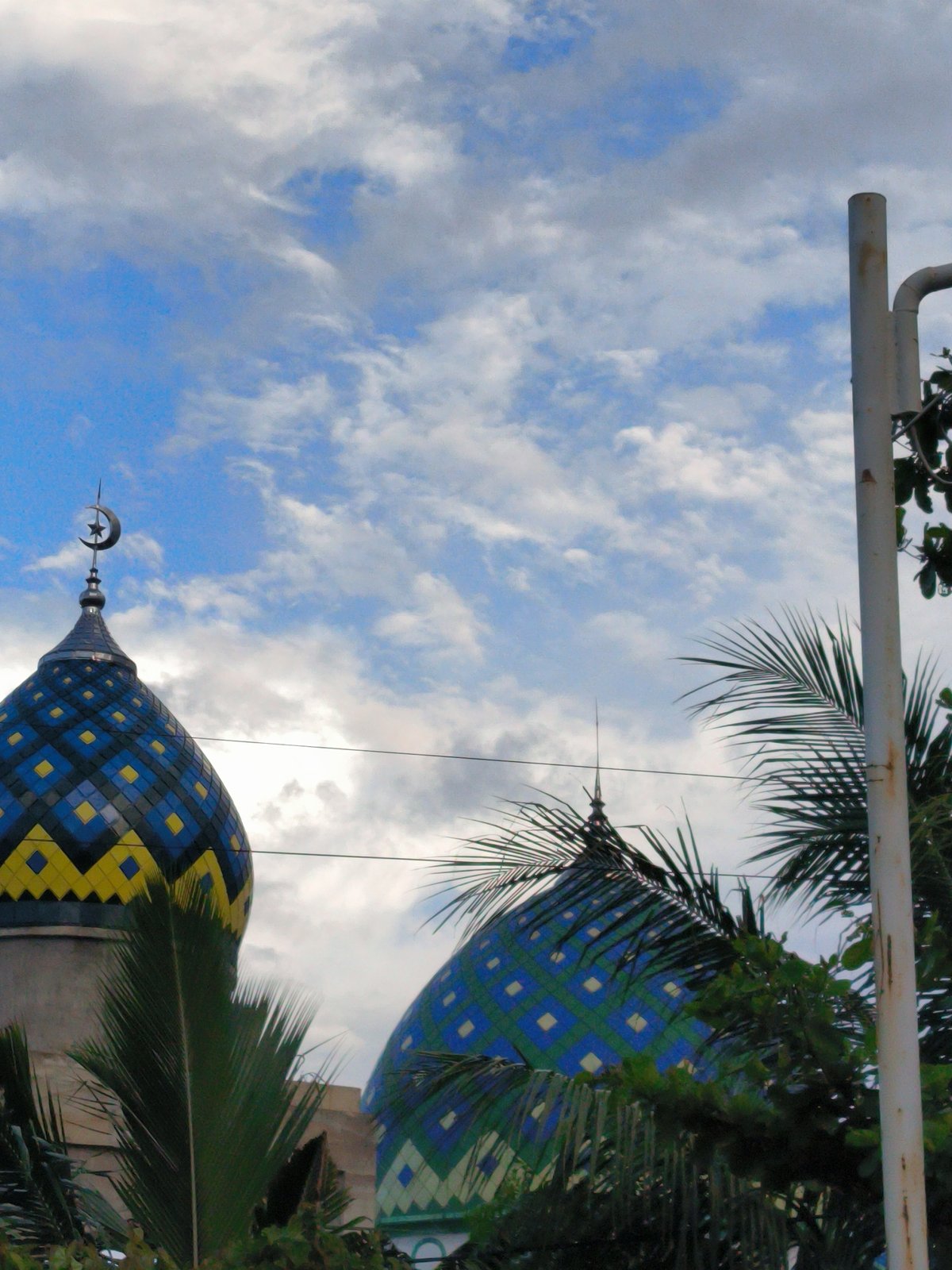 Witness documents ordinary morning scenes in Indonesian city